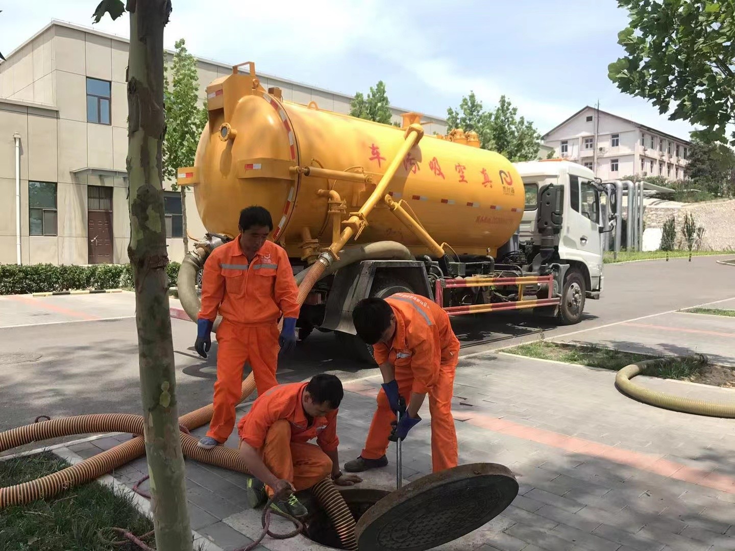 太仆寺管道疏通车停在窨井附近