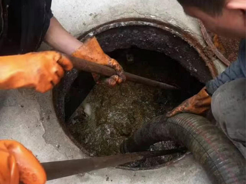 太仆寺清理化粪池时如何避免沼气的危害？